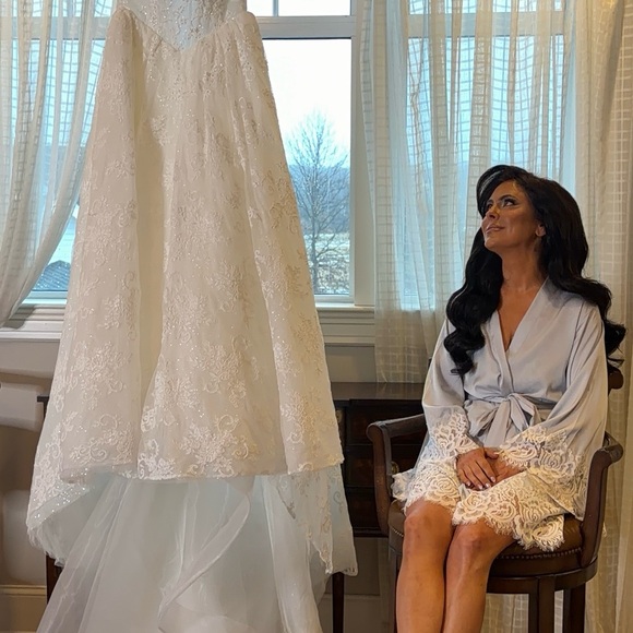 Elegant Ivory Wedding Dress - Picture 2 of 4